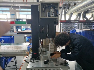 正確的安裝調(diào)試超聲波焊接機(jī)可以確保焊接的質(zhì)量